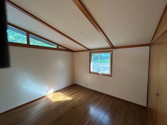4th image of 1042 Diversey Dr