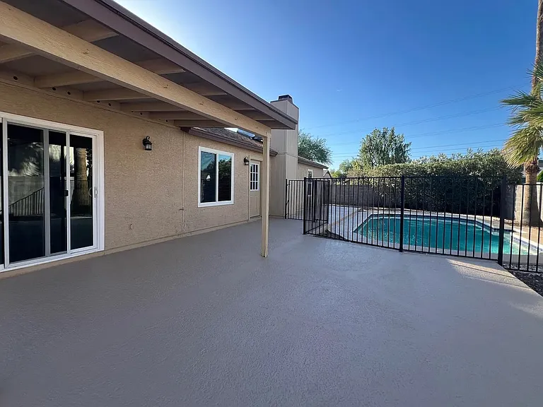 1321 E Morrow Dr — Photo 2