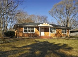 1 Cedar Ct, East Hampton, NY 11937