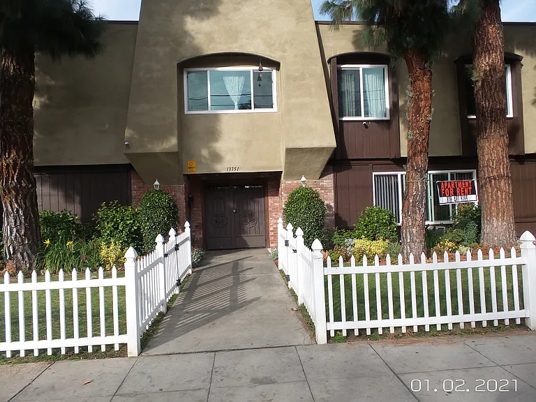 13751 Oxnard St #106 — Photo 21