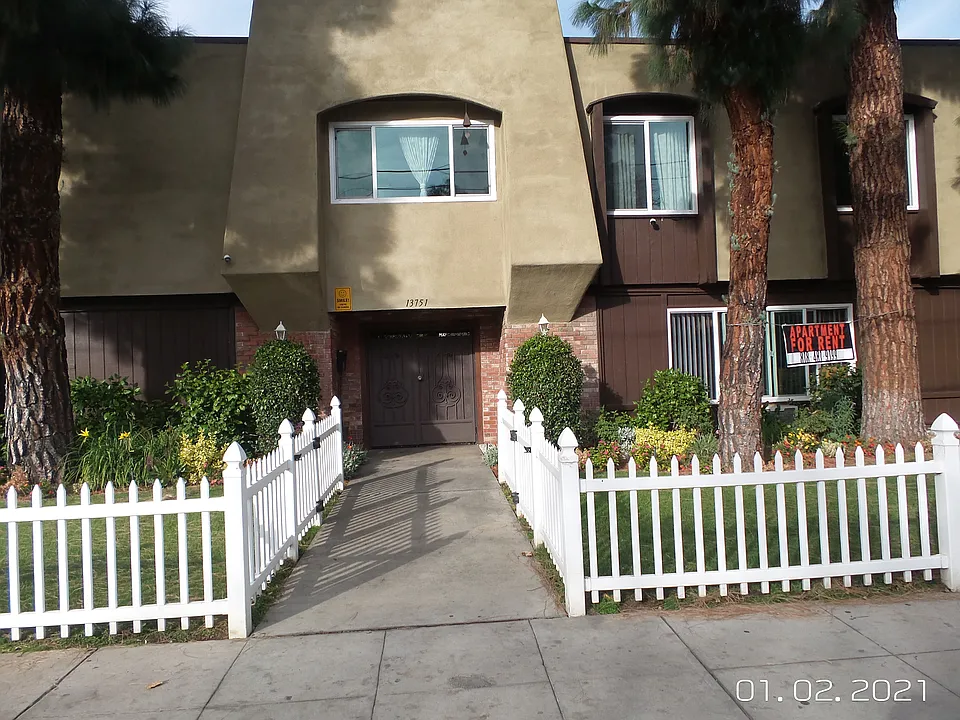 13751 Oxnard St #209