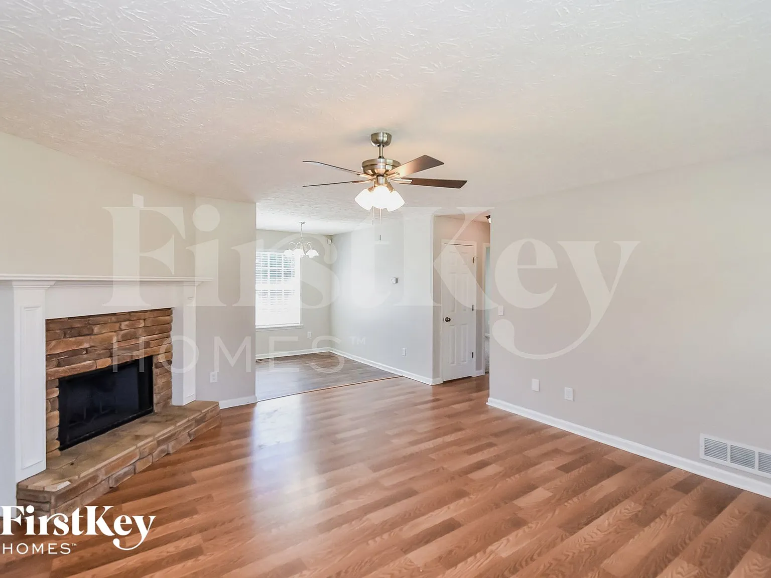 3 bed, 2.0 bath, 1118 sqft, $1,590 — Photo 2