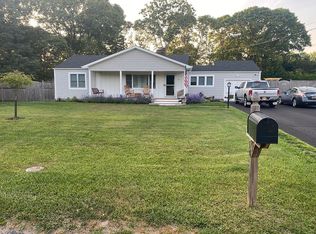 10 Suffolk Rd, Hampton Bays, NY 11946