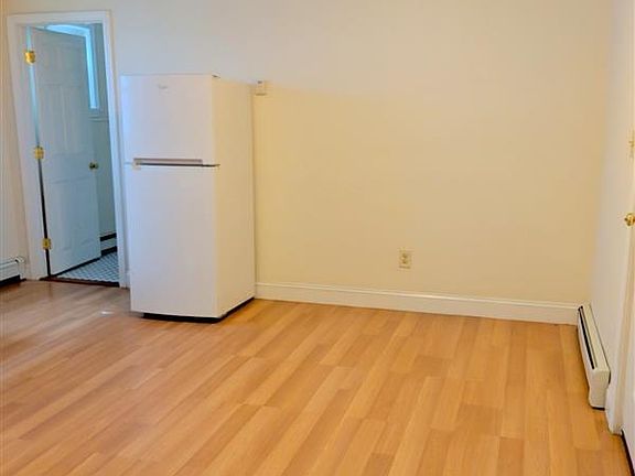 3rd image of 392 Franklin St #2