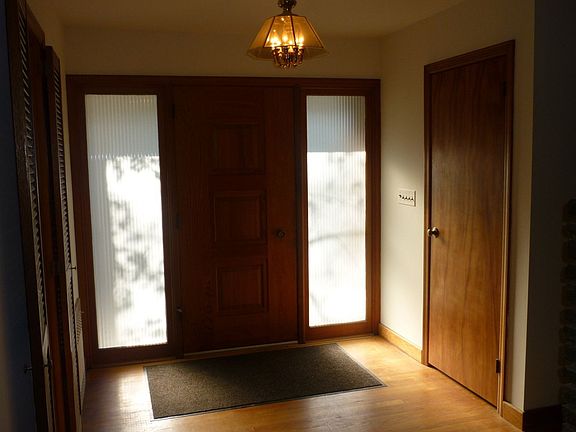 Front foyer w/ closet