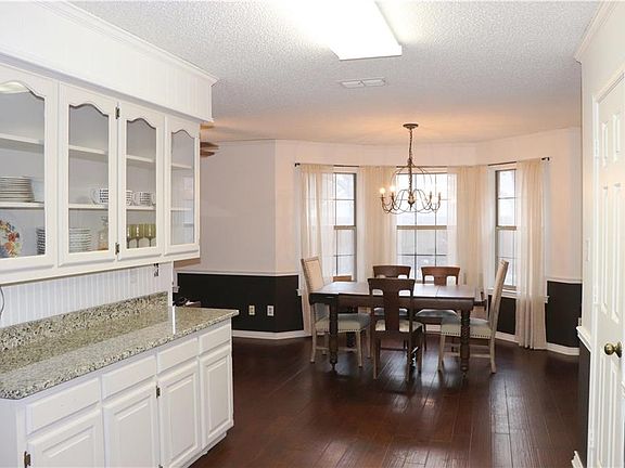 5th image of 1400 Stratford Ln
