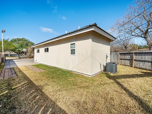 2nd image of 327 Baycliff Dr