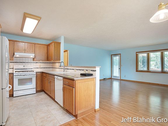 3rd image of 1047 Ironwood Cir NW