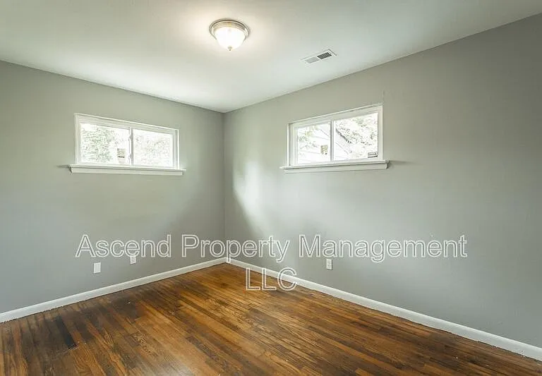 1113 Jarvis Ave — Photo 5