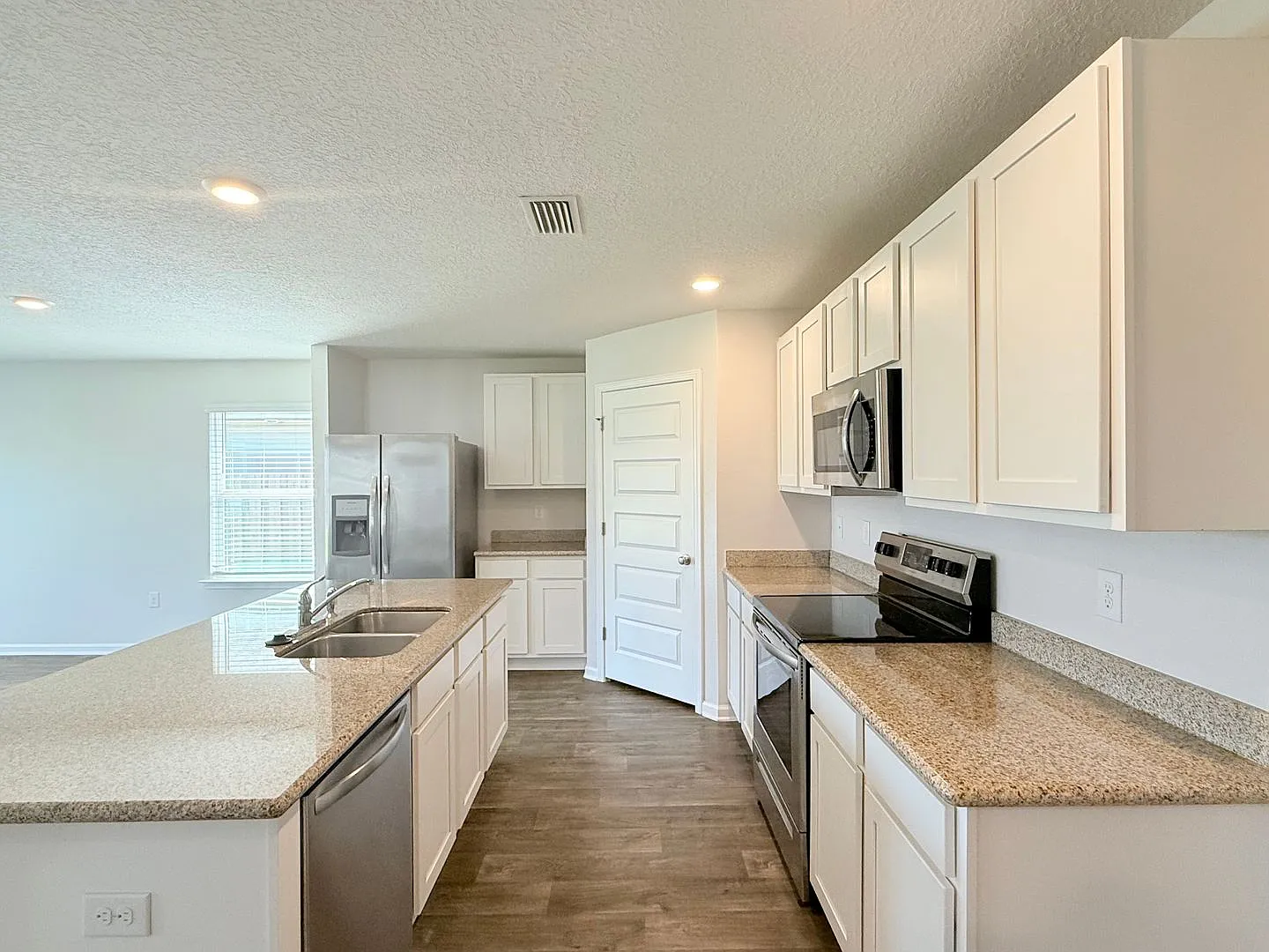 3 Bed/2 Bath - Modern Upgrades — Photo 3