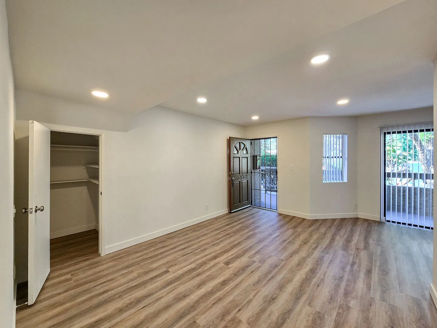 320 W Lomita Ave — Photo 3