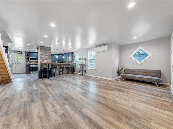 5th image of 921 Piedmont Ave