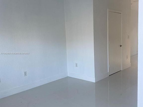 3rd image of 2944 SE 15th Ave #0