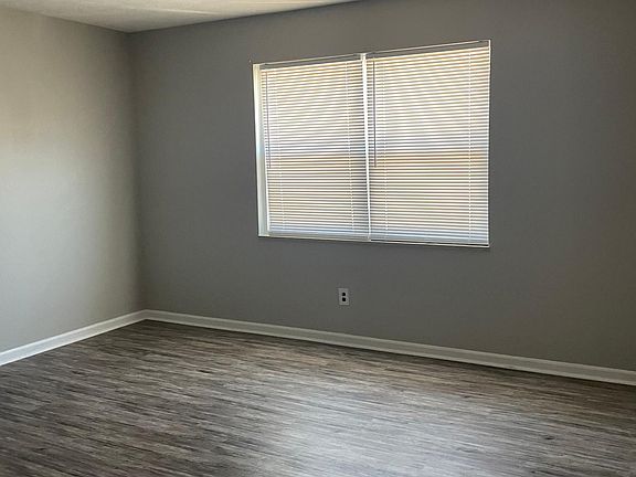 2nd image of 1505 Parkwood Ln Unit 22