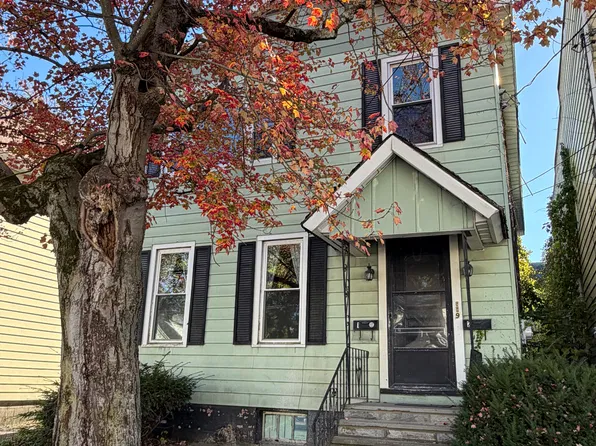 9 Ball Pl, Watervliet, NY 12189