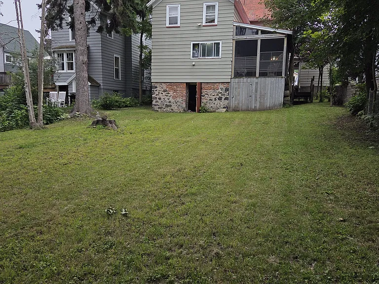 115 E Crescent St — Photo 8