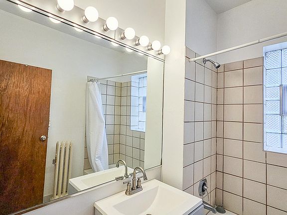 4th image of 1348 W Foster Ave #1