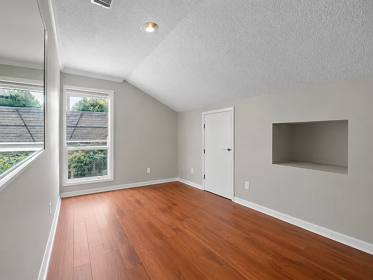 545 Oneida Ct — Photo 8