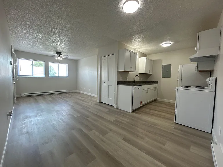906 E E St — Photo 12