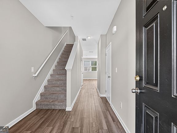 3rd image of 579 Magnolia Cir