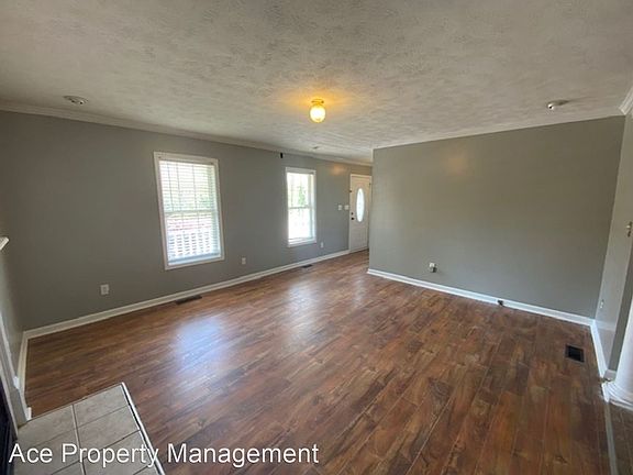3rd image of 3688 Pioneer Dr