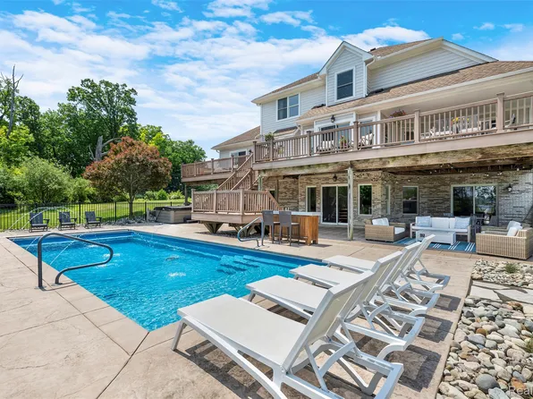 1401 Oklahoma St, Waterford, MI 48327