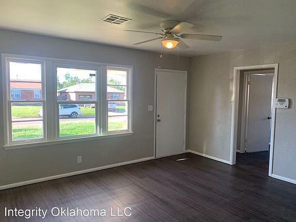 3rd image of 1104 SW 52nd St