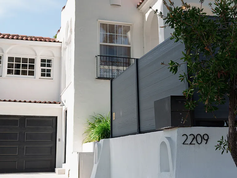 2209 N Gower St — Photo 2