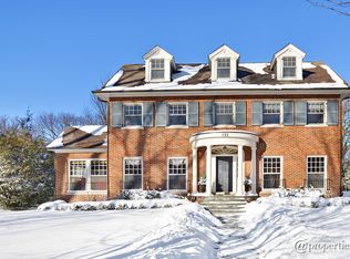 121 Robsart Rd, Kenilworth, IL 60043