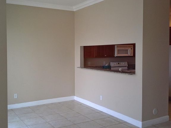 4th image of 3323 Lakeside Dr