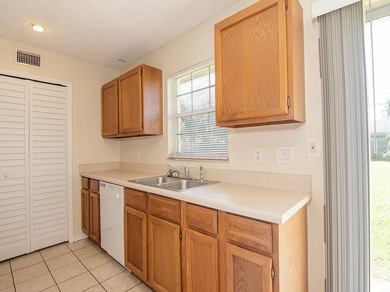 1190 SE Puritan Ln — Photo 5