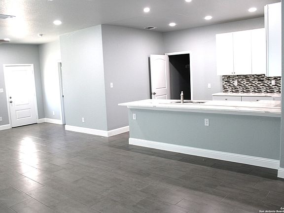 5th image of 115 tellez ave
