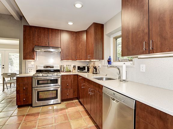 4th image of 209 W Greenway Blvd