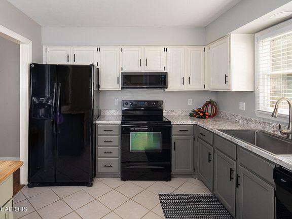 3rd image of 4415 Washington Ct