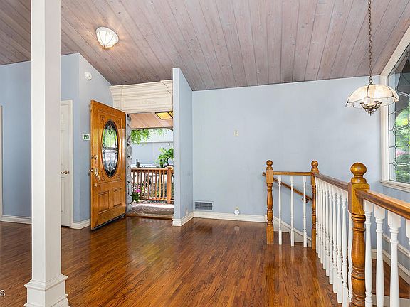 4th image of 1265 Club House Dr