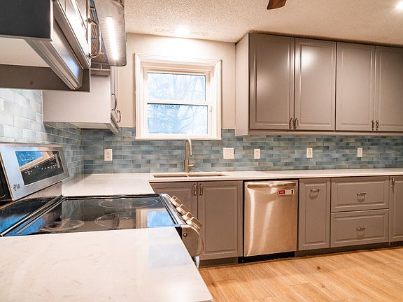 4th image of 2628 Somerset Dr