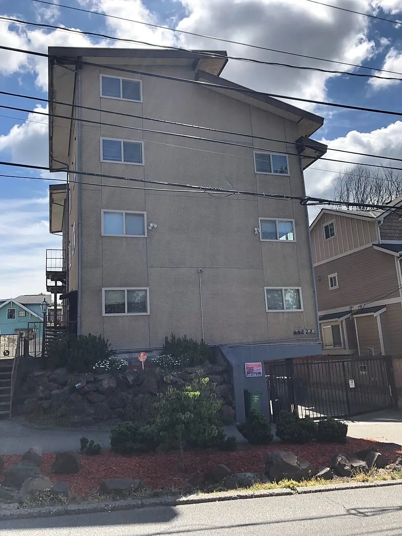 4222 Apts — Photo 2
