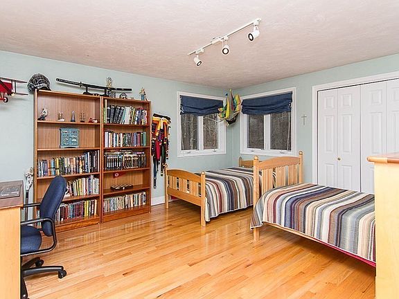 5th image of 23 Hunting Ln #23
