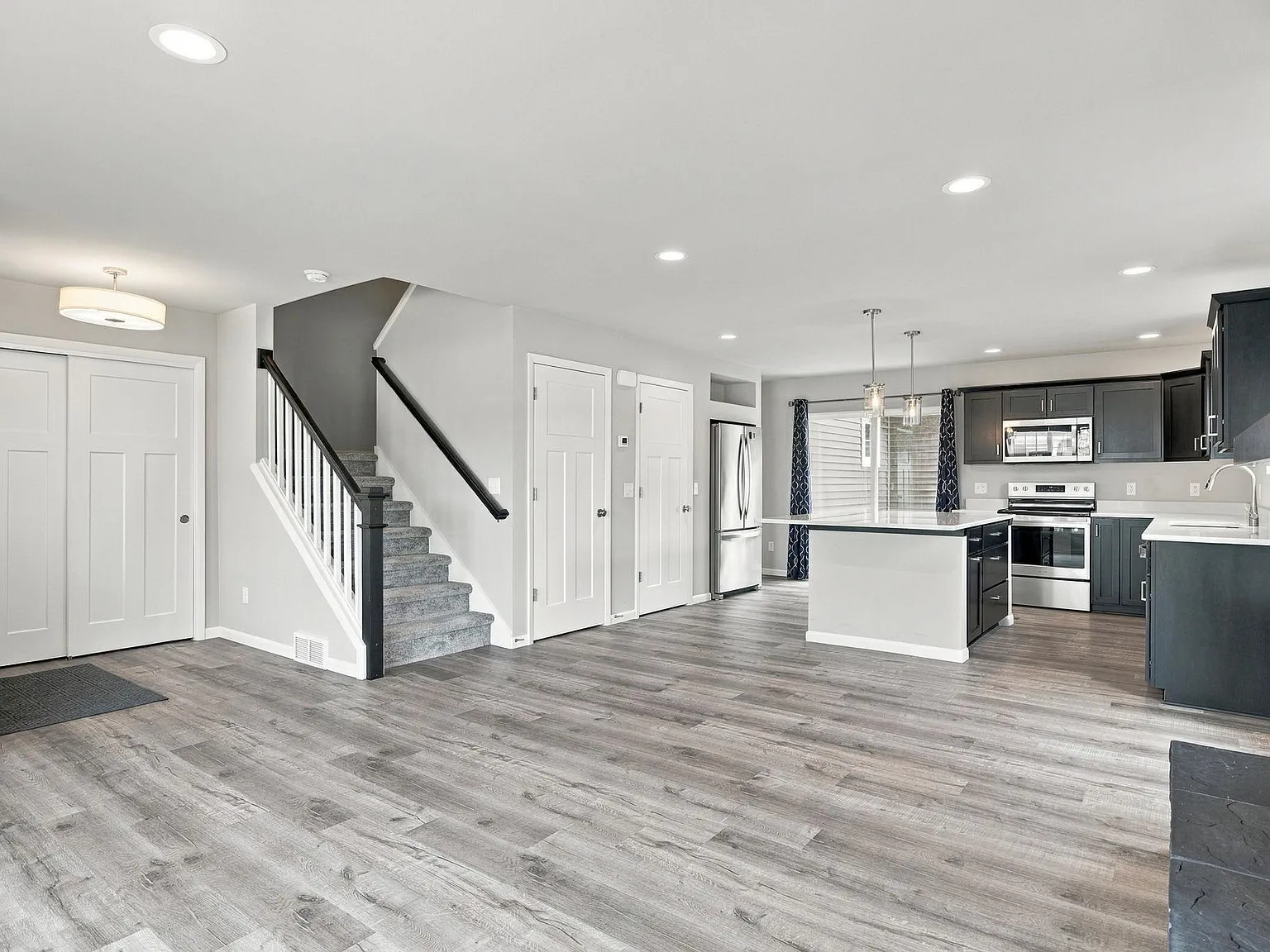 3 bed, 2.5 bath, 1487 sqft, $2,600 — Photo 4