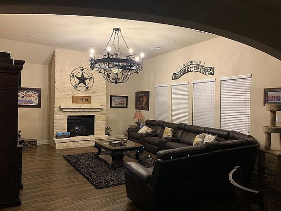3rd image of 3914 Monteverde Way