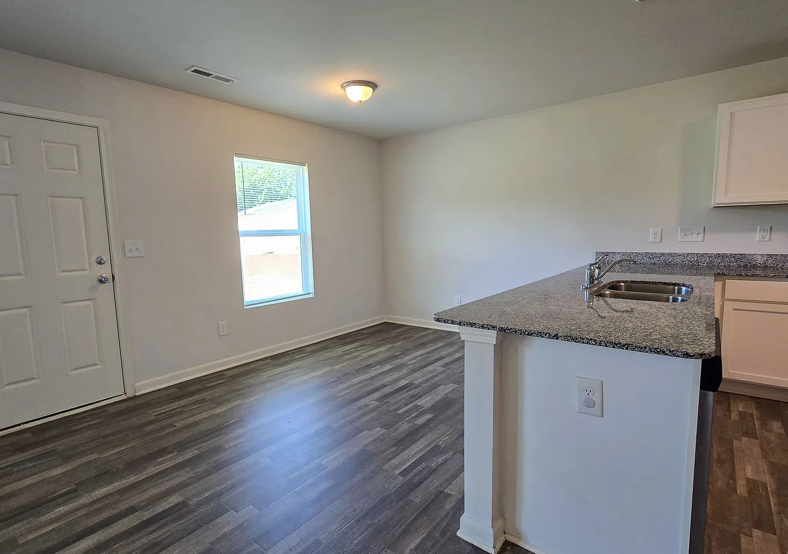 1810 South Hill Ave — Photo 3