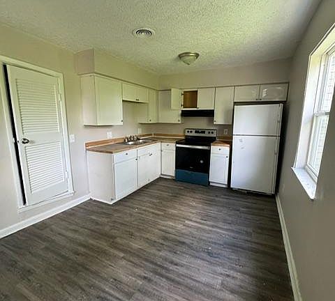 3rd image of 2032 Catalpa Dr #E