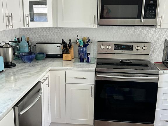 3 tier dice rack drawer. Soft close drawers.