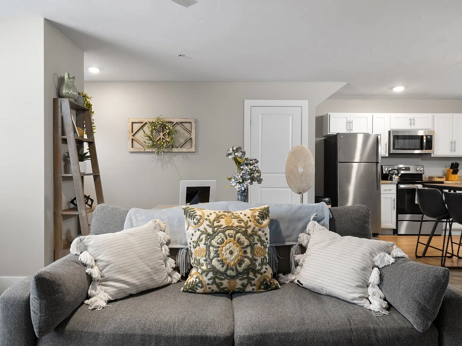 2 bed, 1150 sqft, $1,975 — Photo 4