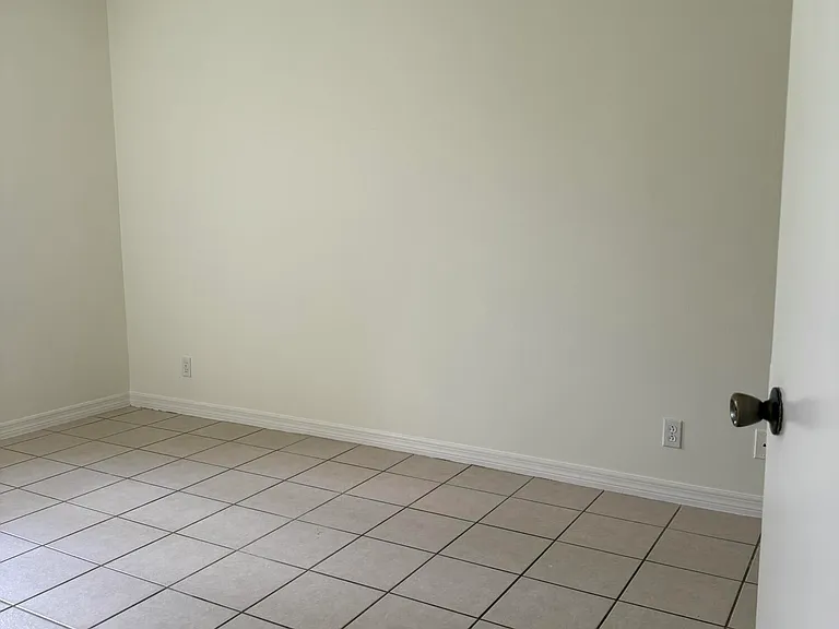11289 SW 18th Ct — Photo 3