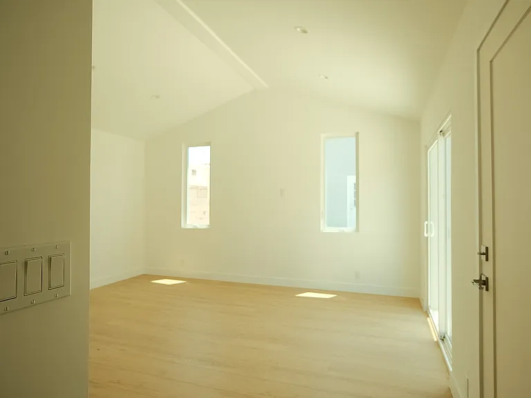 4313 1/2 Kenwood Ave — Photo 5