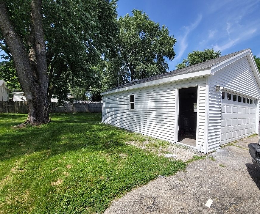 2nd image of 826 Grove St