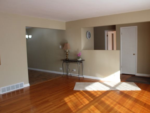 3rd image of 410 Leith Ave