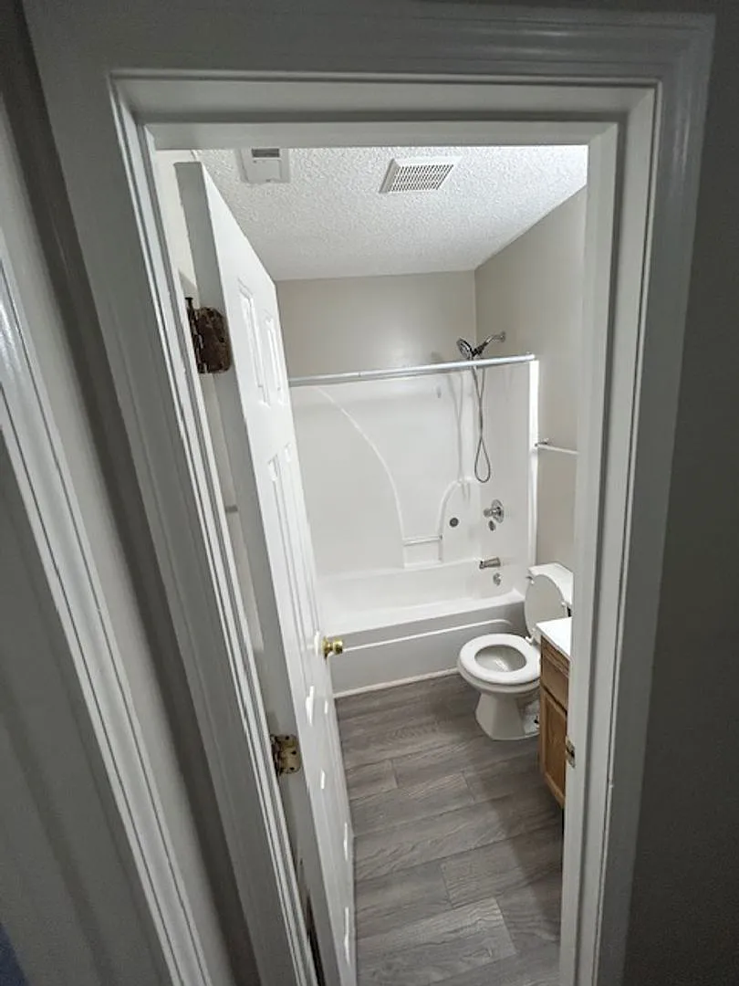 Twin Oaks Apartments — Photo 1