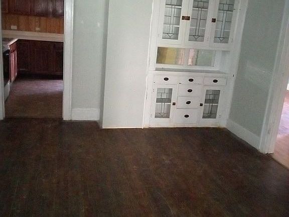 3rd image of 670 Chapman St